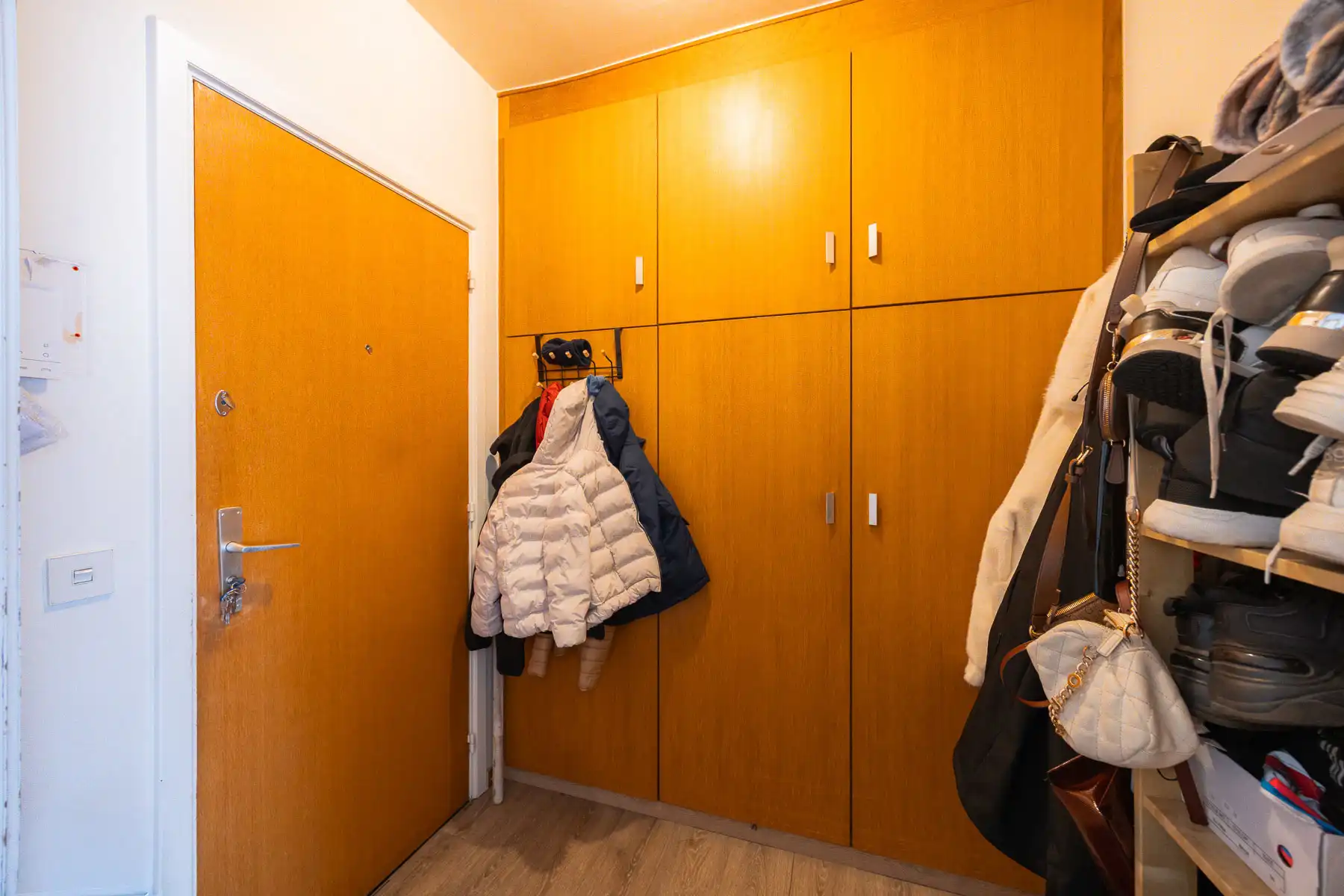 Lichtrijk appartement met parking in hartje Merksem foto 12