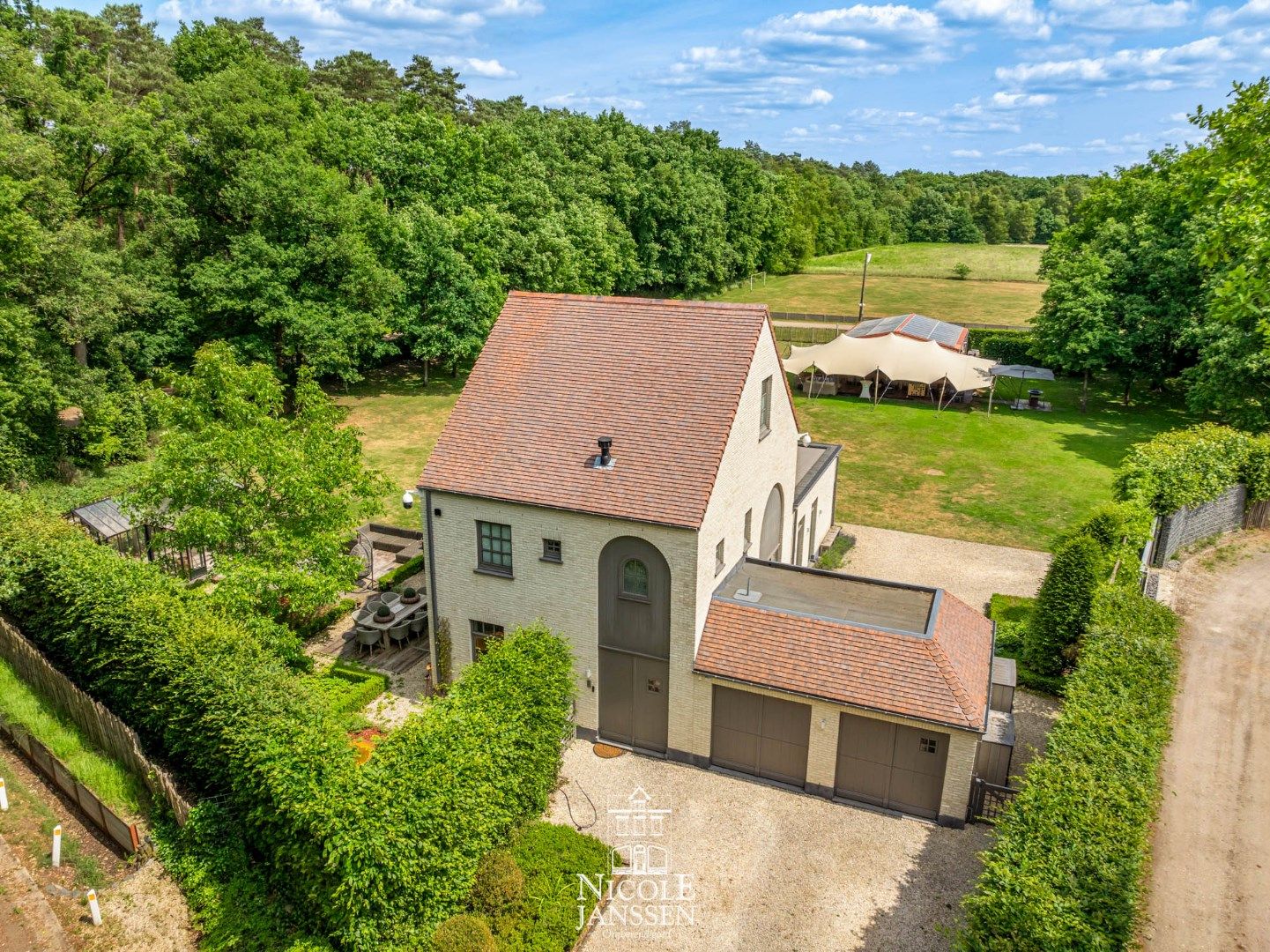 Exclusieve, karaktervolle villa foto {{pictureIndex}}