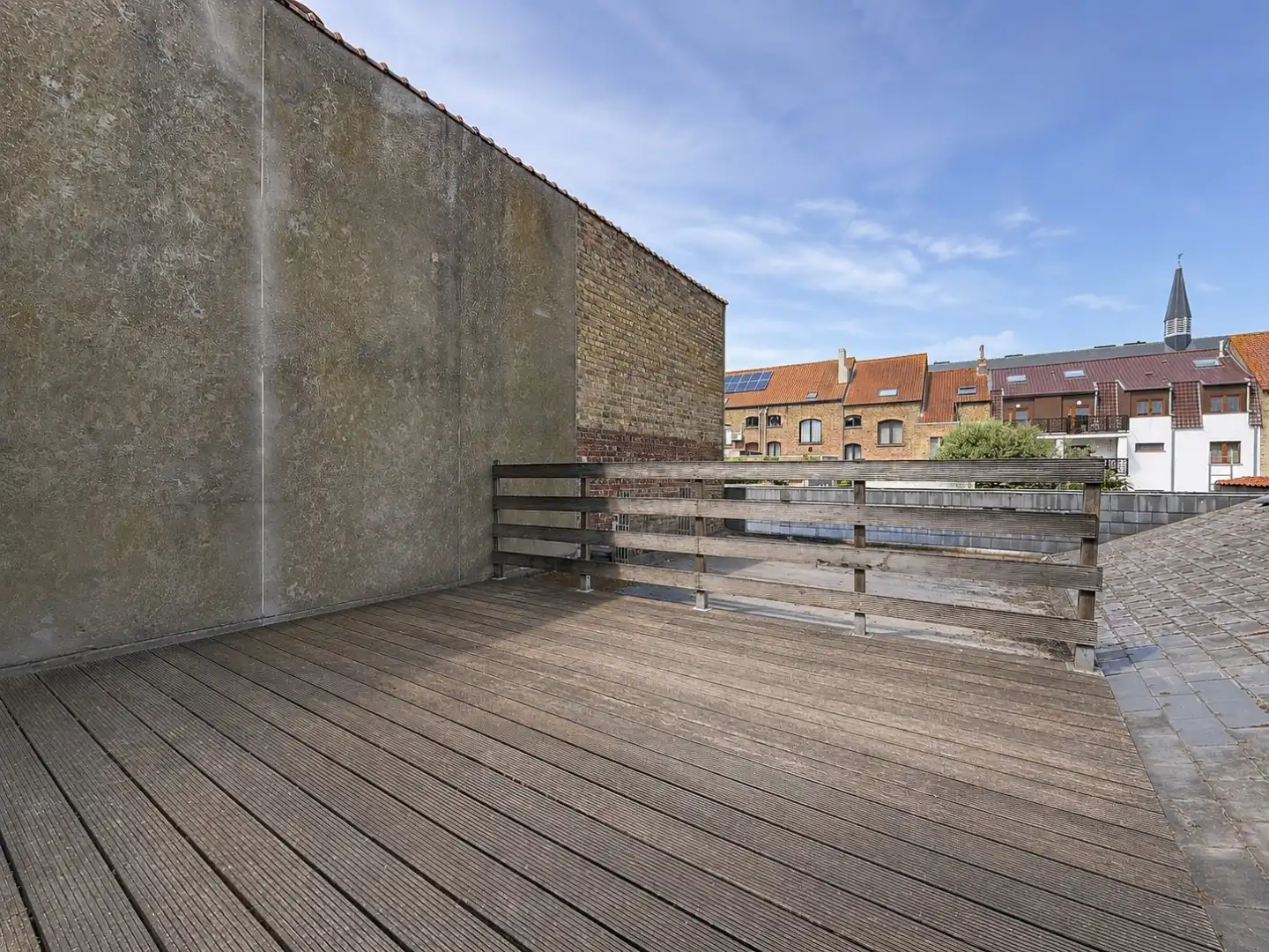 Opbrengsteigendom met handelspand en 3 appartementen te Nieuwpoort-stad foto 2