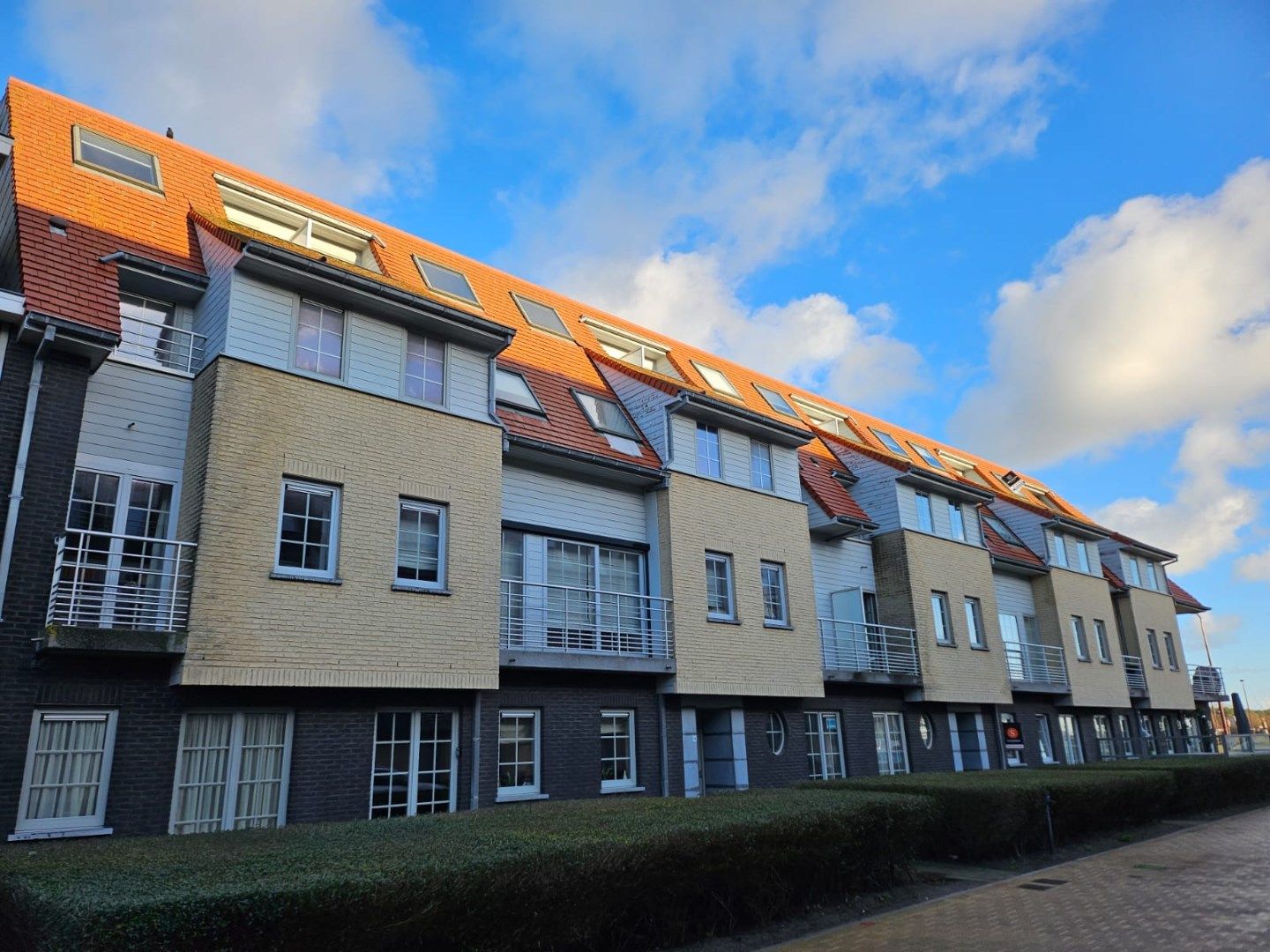 Recent, luchtig en goed gelegen duplex appartement met terrasjes nabij de zee in De Haan. foto 16