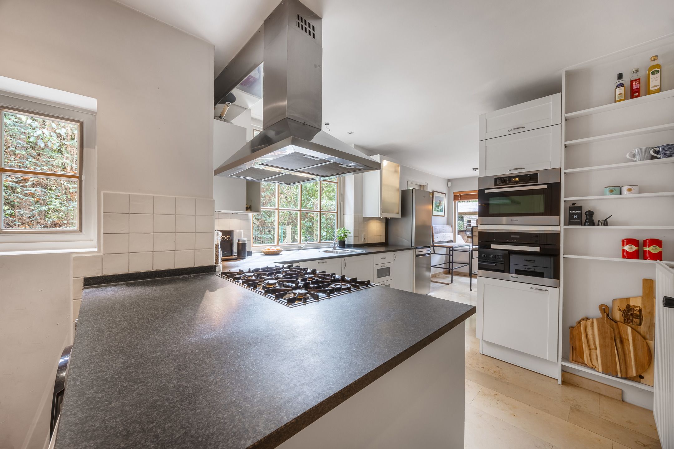 Karaktervolle villa op ca 1.780 m² met bijgebouw en garage foto 17