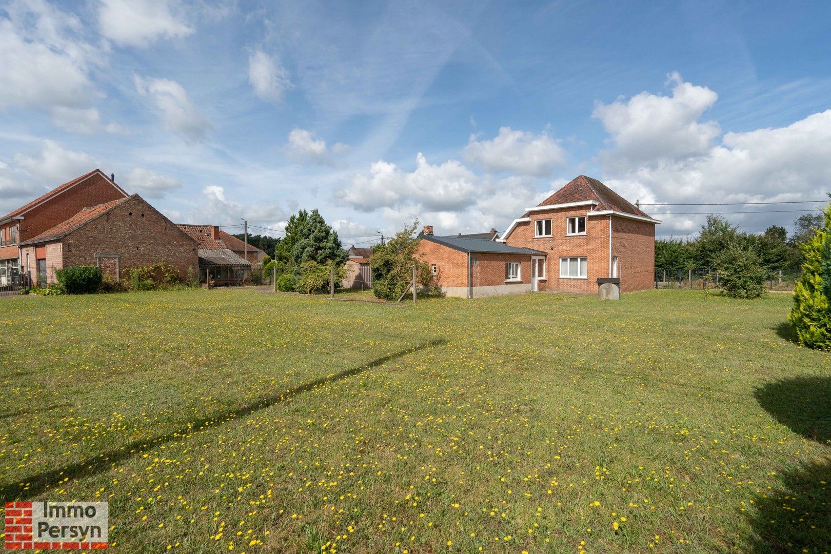 Te renoveren woning met veel potentieel op ruim perceel in rustige omgeving foto 2