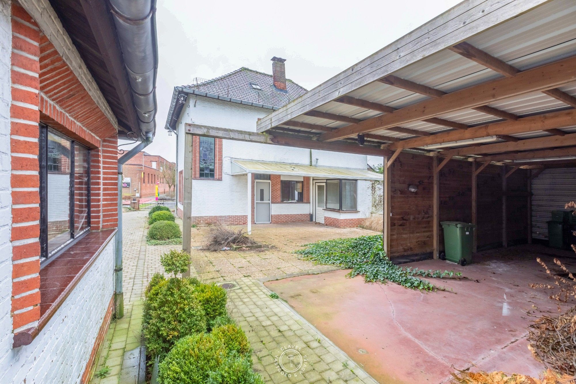 Welgelegen woning met opwaarts potentieel of projectgrond foto 5