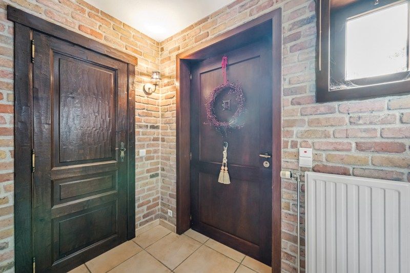 Charmante woning op hoekperceel van 551 ca met veel potentieel foto 4