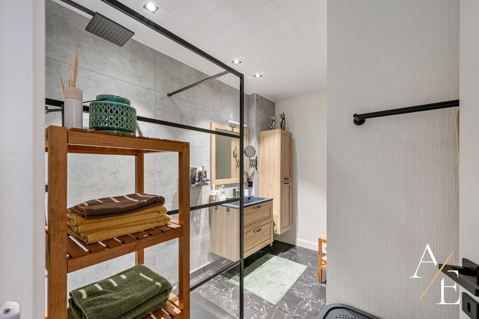 EEKLO - Zeer ruime instapklare halfopen woning (6slk. / 3 bdk.) met diverse mogelijkheden en mooie tuin foto 5