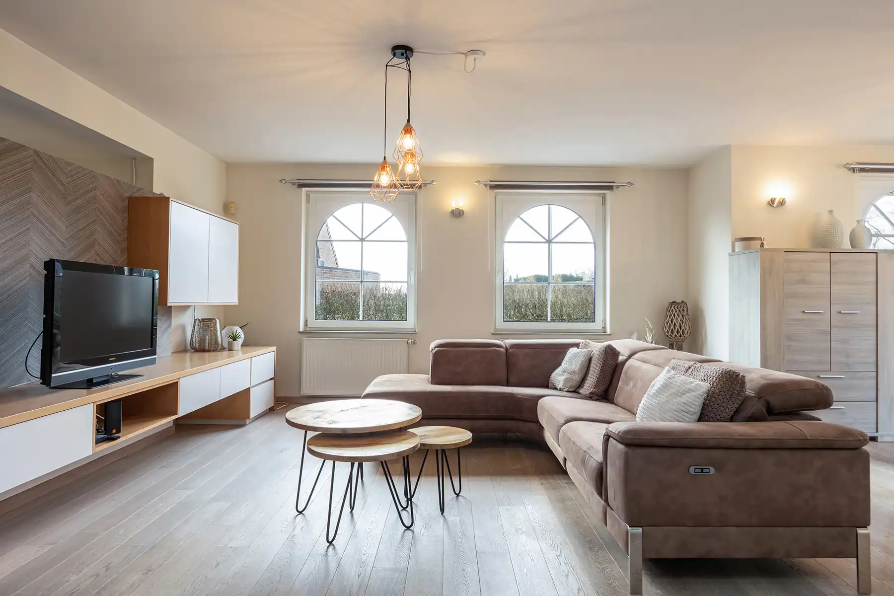 INSTAPKLARE, RIANTE GEZINSWONING MET 5 SLAAPKAMERS,  RUIMTE VOOR VRIJ BEROEP, INPANDIGE GARAGE IN KELDER EN GUNSTIG EPC OP PERCEEL VAN 11A30CA TE OUDSBERGEN foto 3