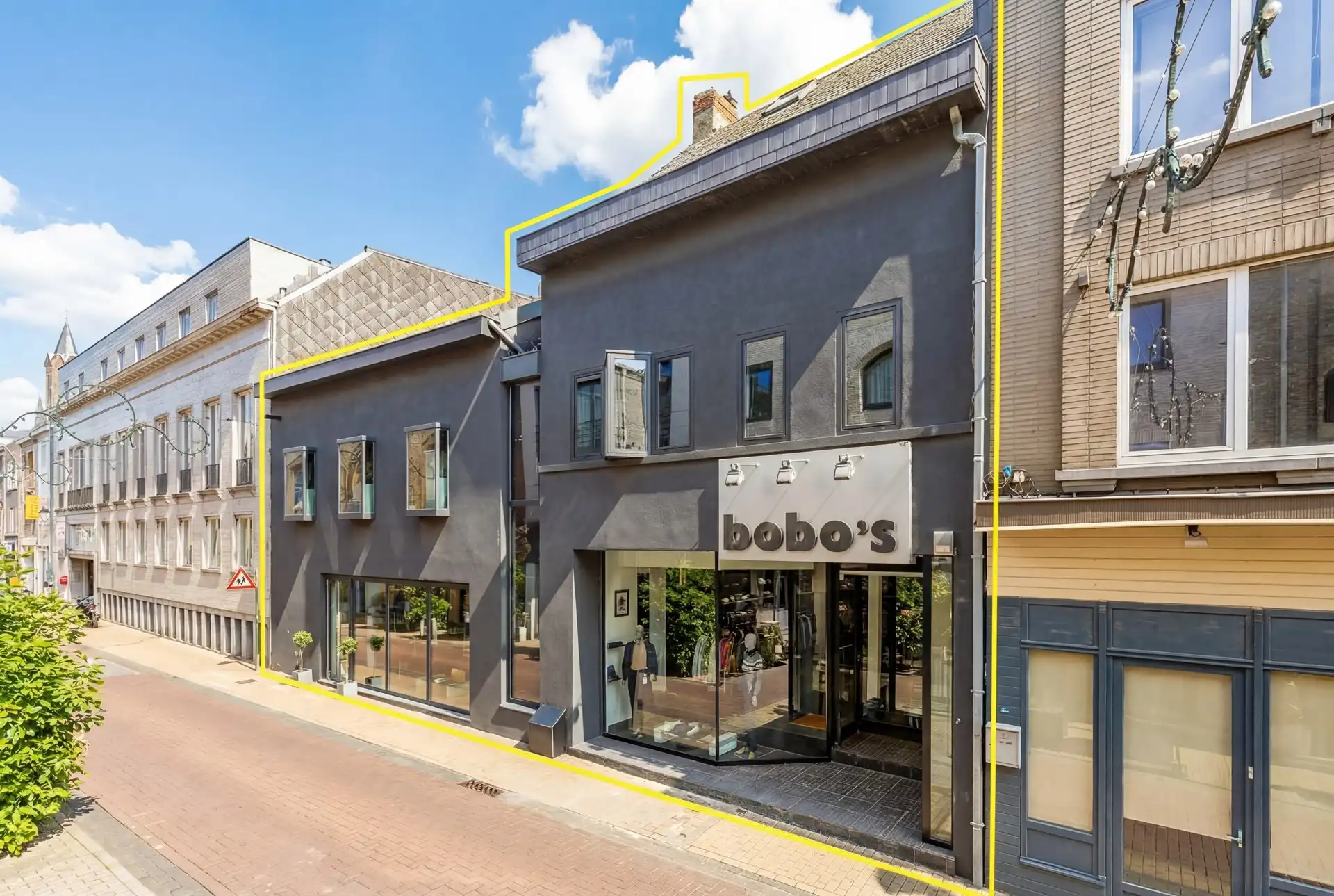 Prachtig winkelpand met duplex op groot perceel foto {{pictureIndex}}