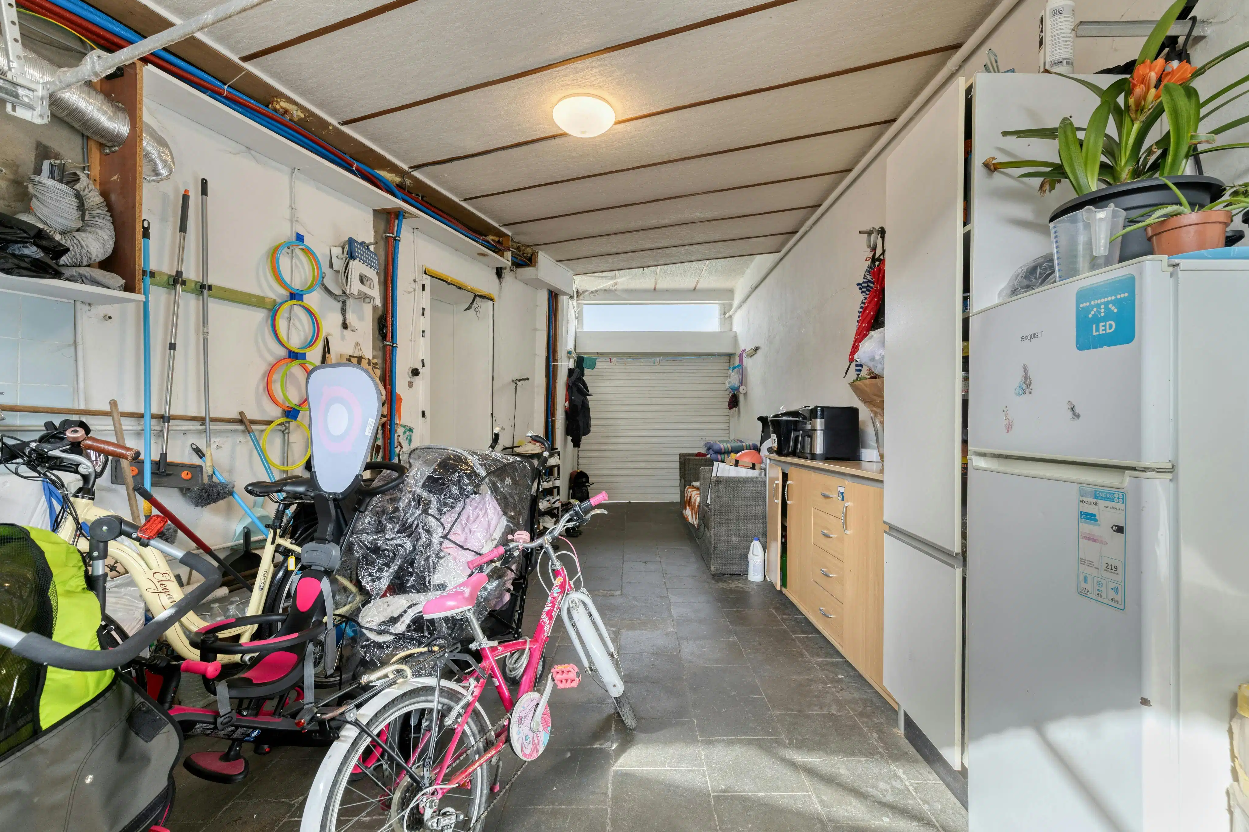 Ruime rijwoning met tuin en garage nabij centrum Izegem. foto 20