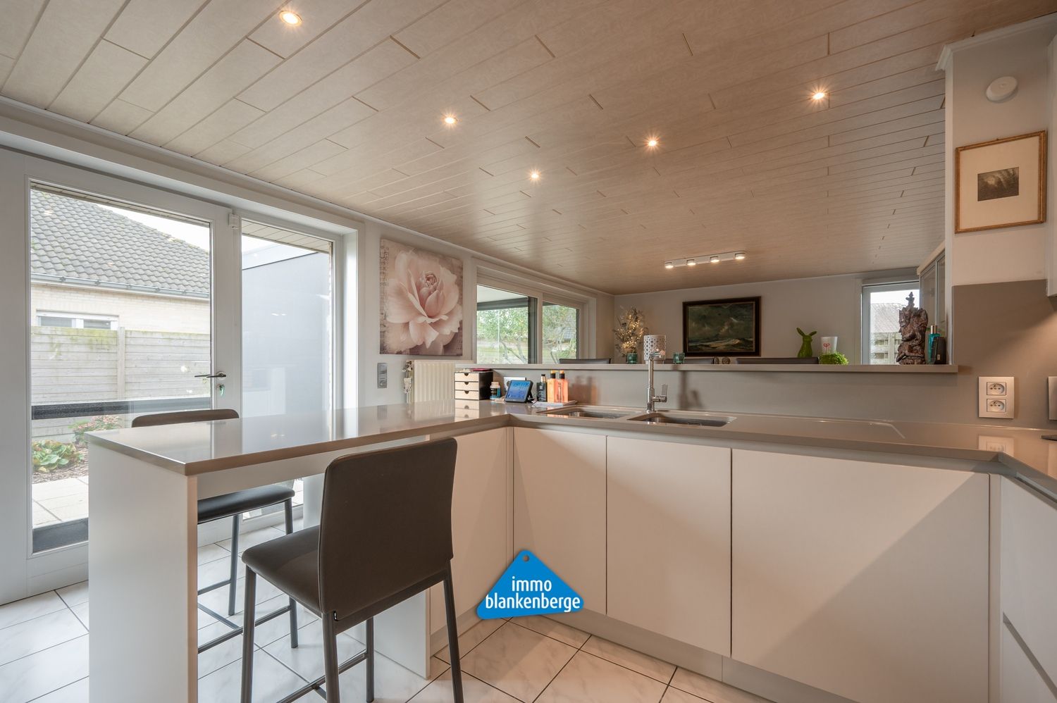 Ruime villa met zonnige tuin en moderne veranda op wandelafstand van de zee foto 17