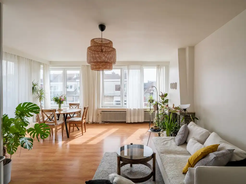 Stijlvol tweeslaapkamerappartement in de Sportstraat, met terras en warm mid-century karakter. foto {{pictureIndex}}