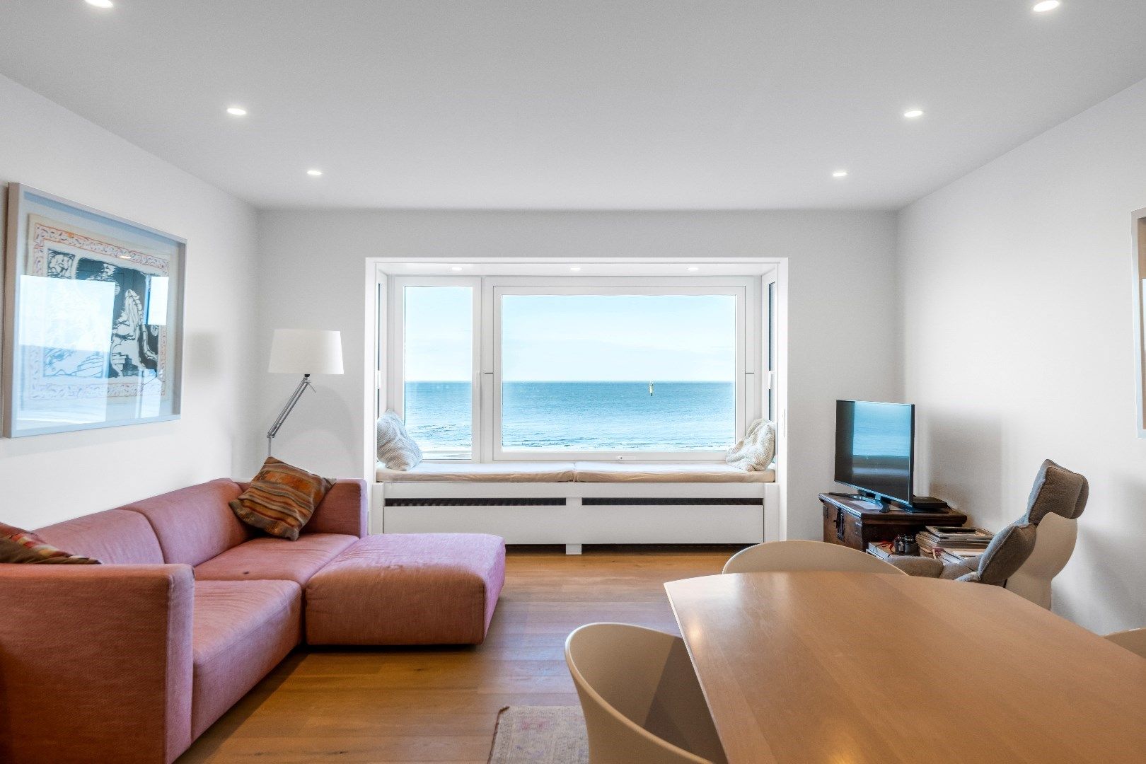 Instapklaar appartement met 2 slaapkamers op de ZEEDIJK ter hoogte van het Driehoeksplein.  foto 2
