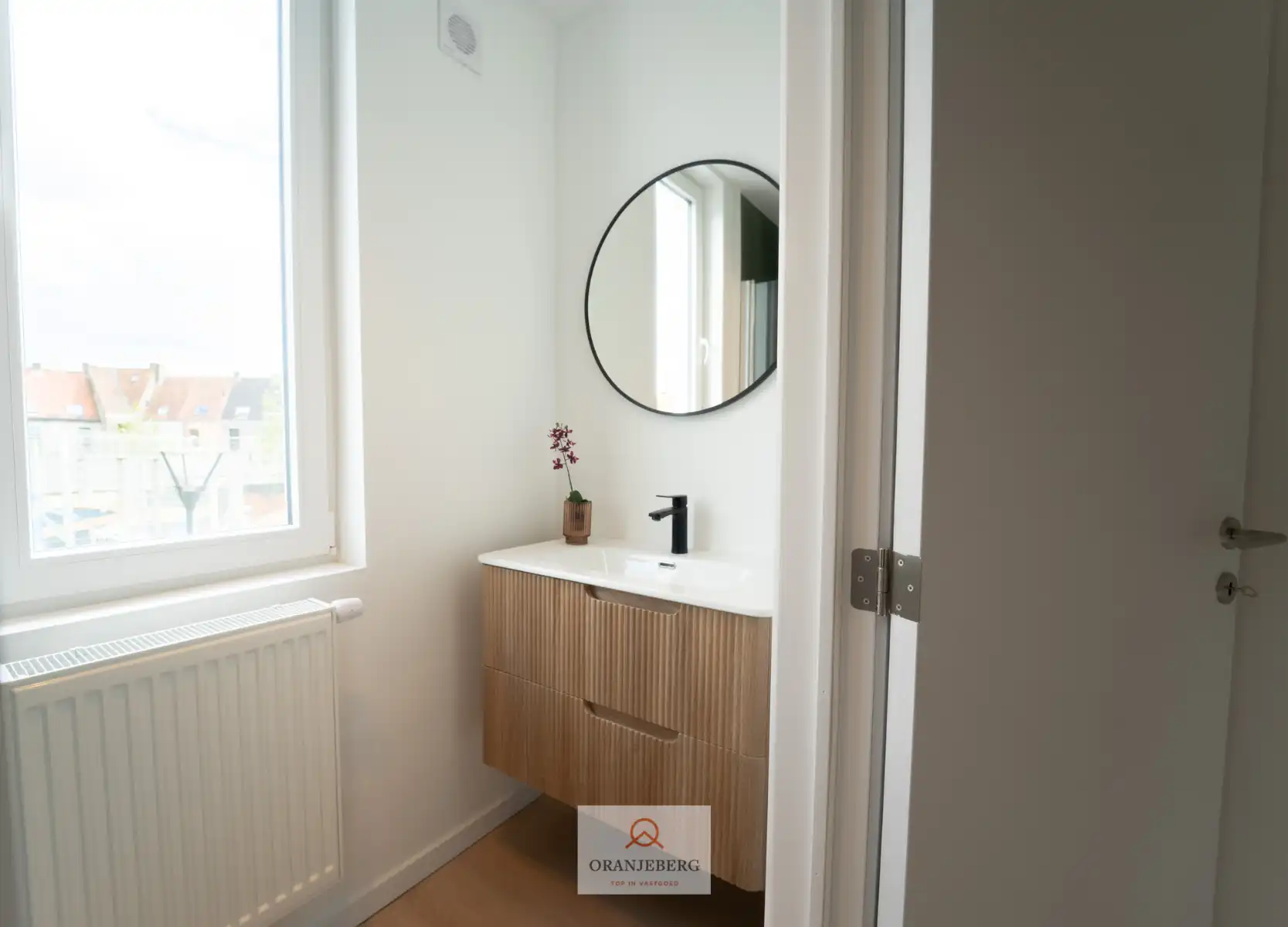 Lichtrijke gerenoveerde woning foto 3