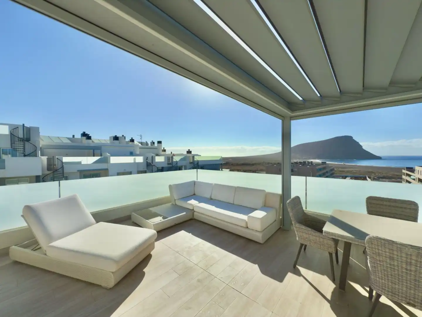 Elegante penthouse aan zee met privé dakterras in La Tejita foto 3