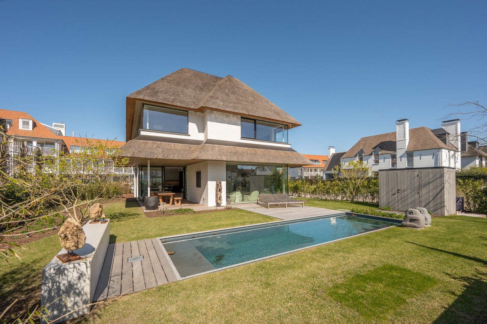 Prachtige nieuwbouwvilla in Duinenwater met ideale zonoriëntatie. foto {{pictureIndex}}