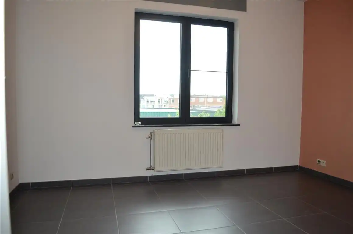Ruim goed onderhouden appartement met twee slpk's, kelder en autostaanplaats van bouwjaar 2006. foto 12