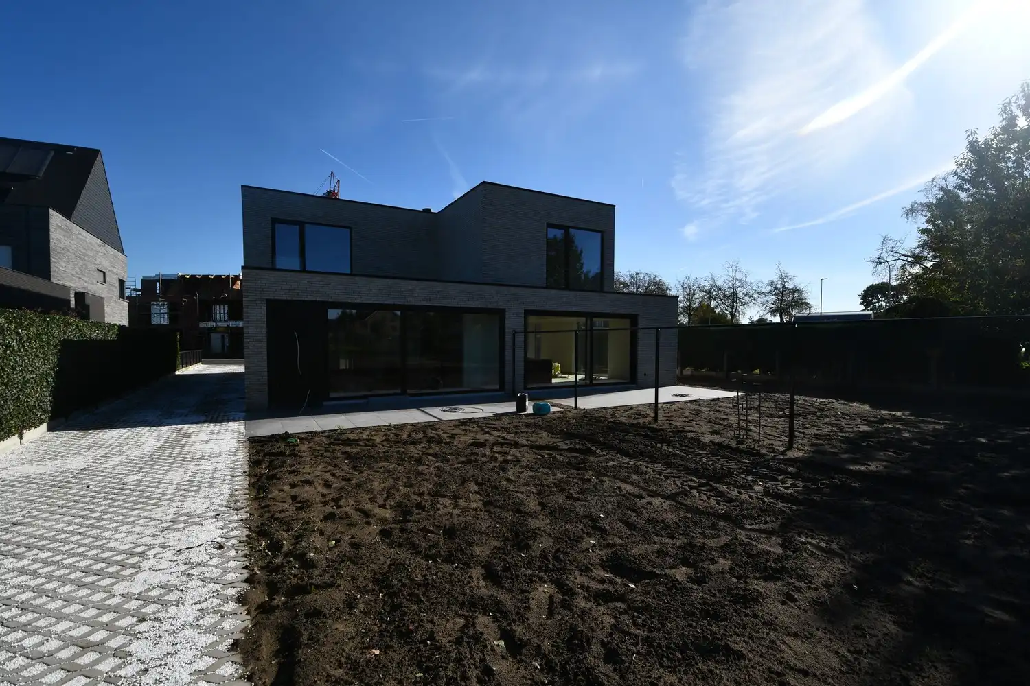Prachtige halfopen bebouwing met modernistische architectuur foto 3