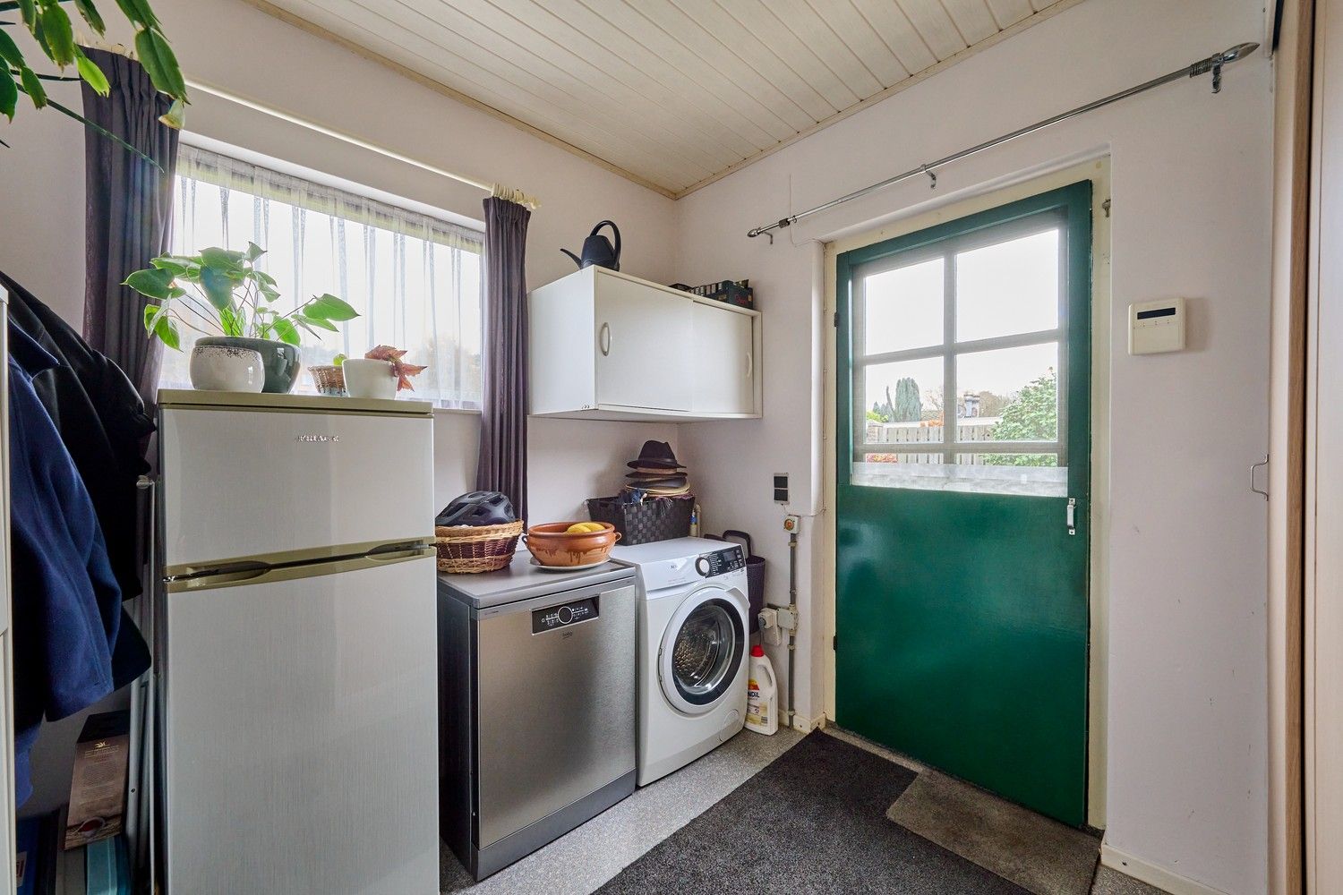 Gezellige en goed onderhouden bungalow met praktische bovenverdieping op fraai aangelegd perceel foto 7