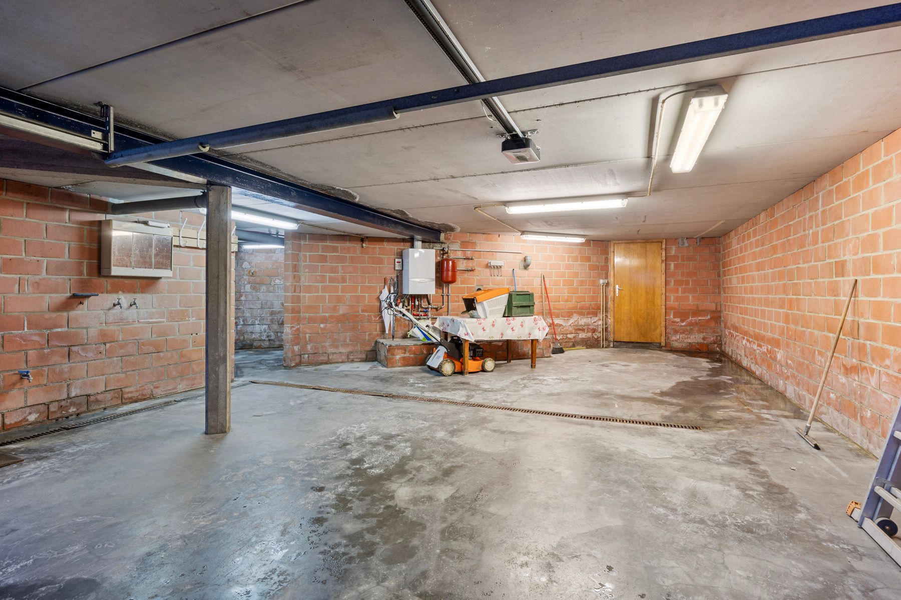 Ruime gezinswoning met 3 slaapkamers op een groot perceel foto 30