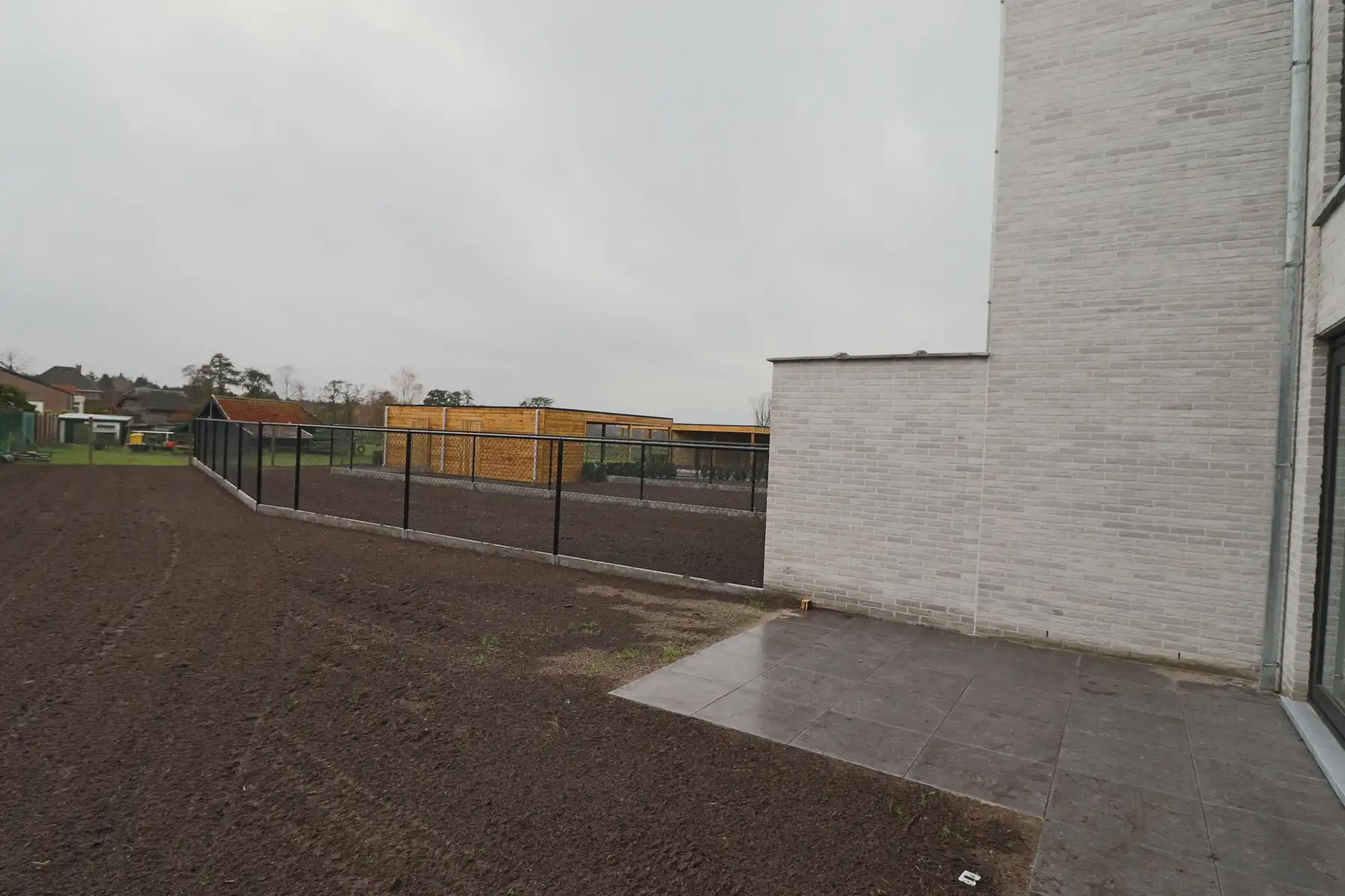 Halfopen woning met 3 slaapkamers en inpandige garage op perceel van ca 505 m² foto 18