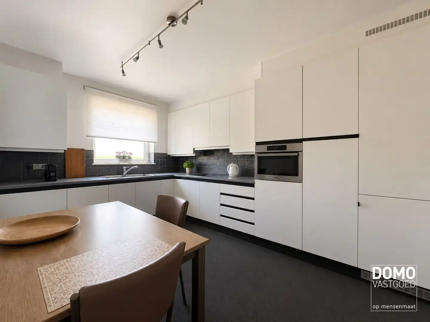 Ruim appartement van 121 m² met drie slaapkamers, twee terrassen en privatieve garagebox op toplocatie in Hasselt foto 4