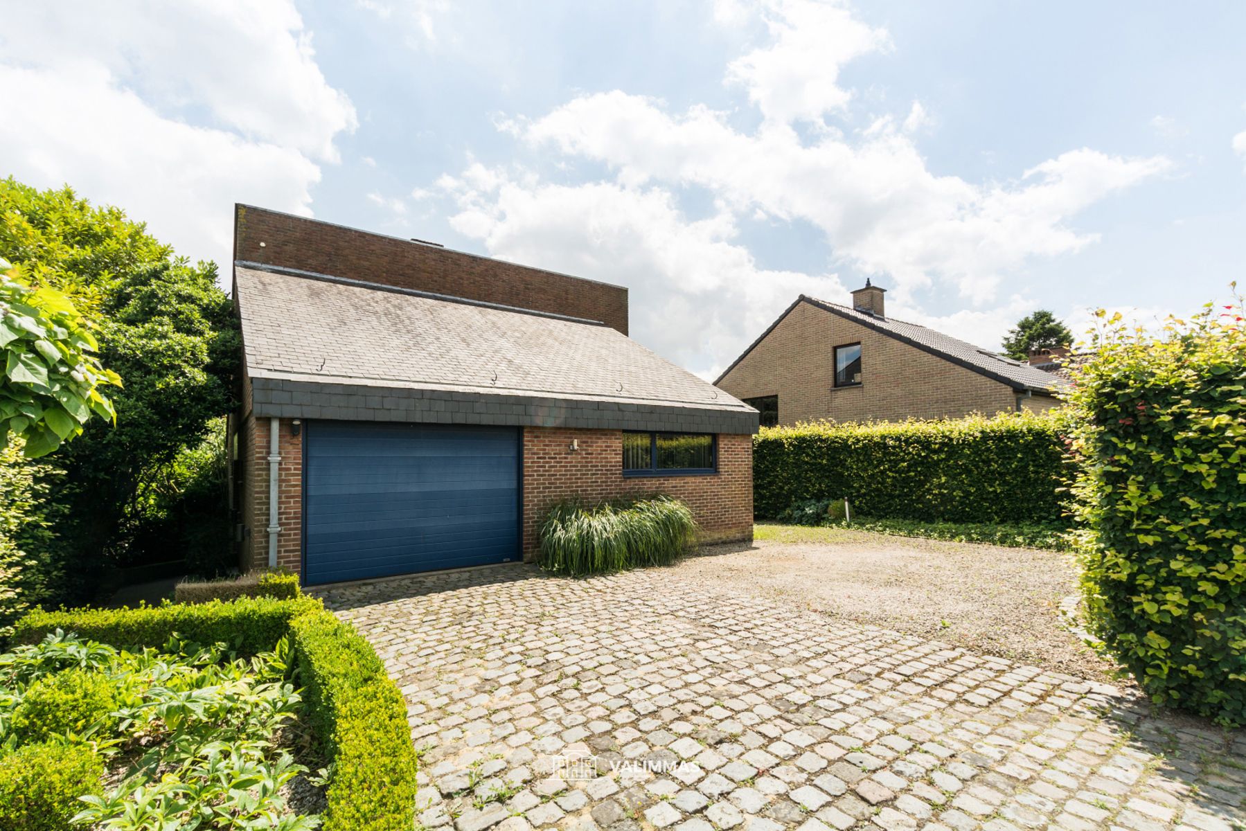 Hoofdfoto van de publicatie: Villa met garage en mooi aangelegde tuin met zwemvijver...