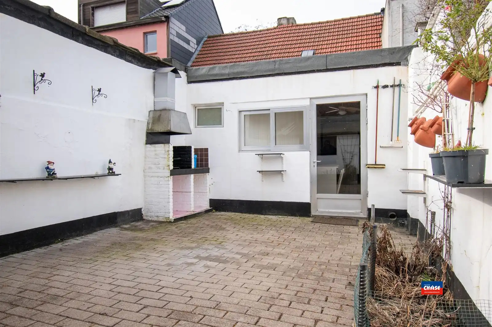 Te renoveren rijwoning met twee slaapkamers en tuin foto 6