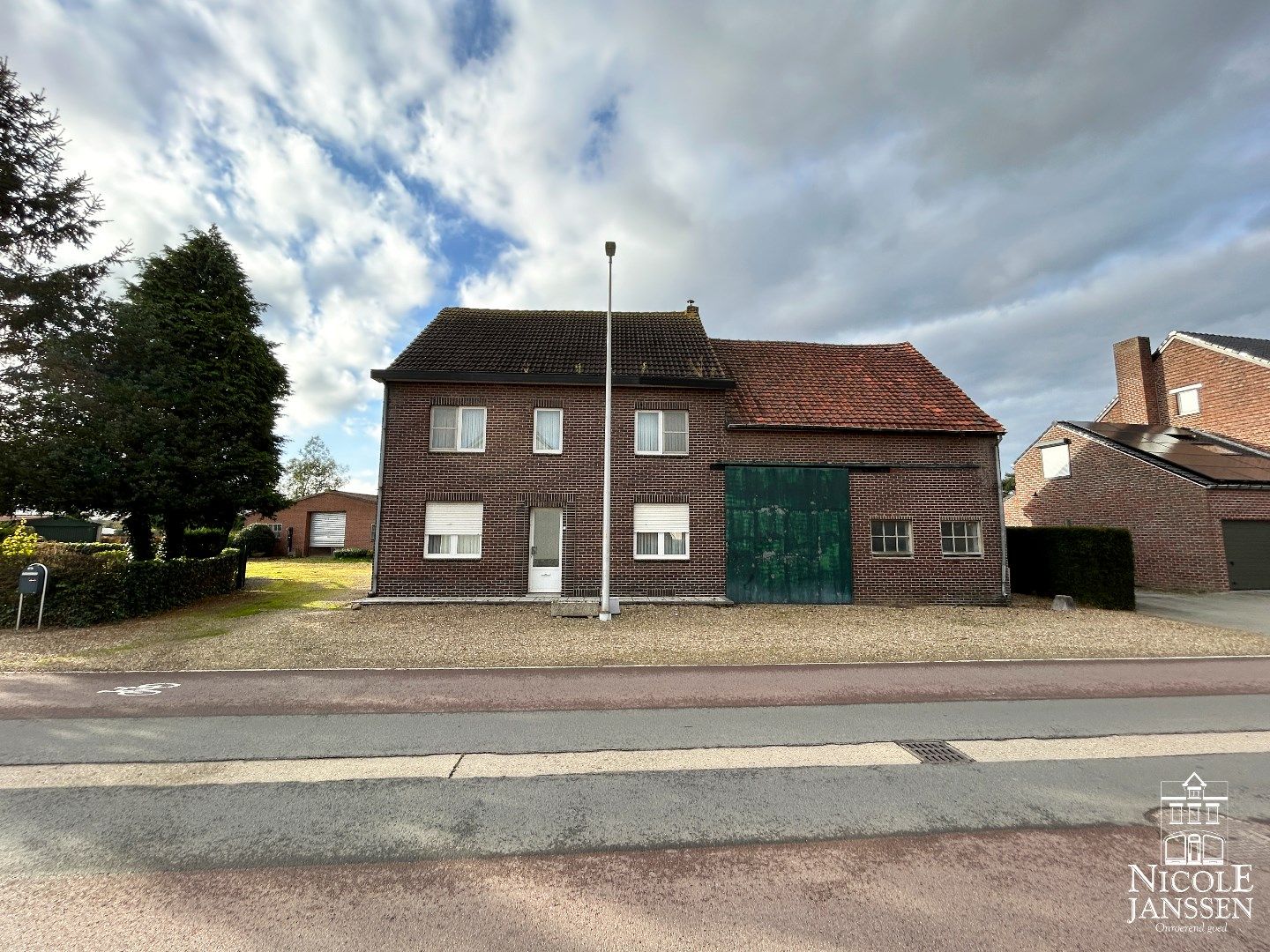 Te renoveren ruime hoevewoning met stallingen en grond foto 24