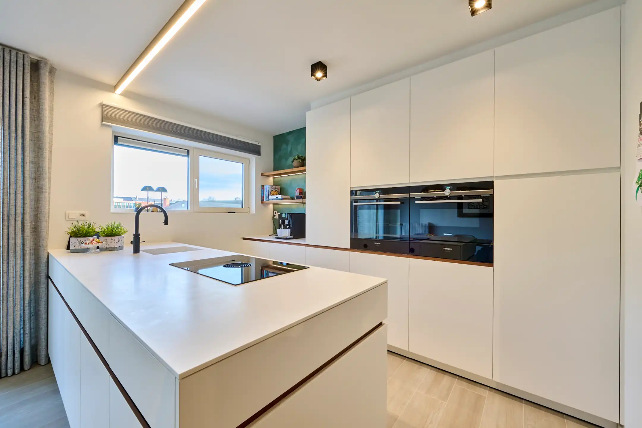 VOLLEDIG VERNIEUWD RUIM EN HOOGWAARDIG AFGEWERKT APPARTEMENT foto 3