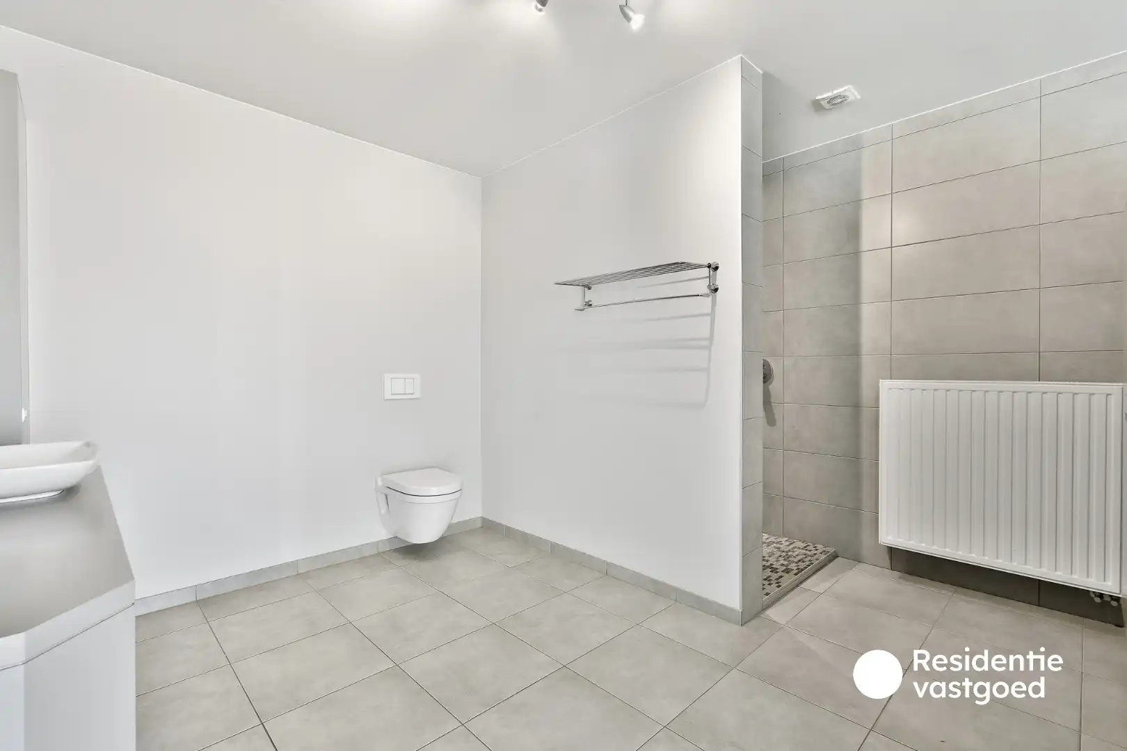Zeer ruim en modern appartement te huur in Eernegem foto 14