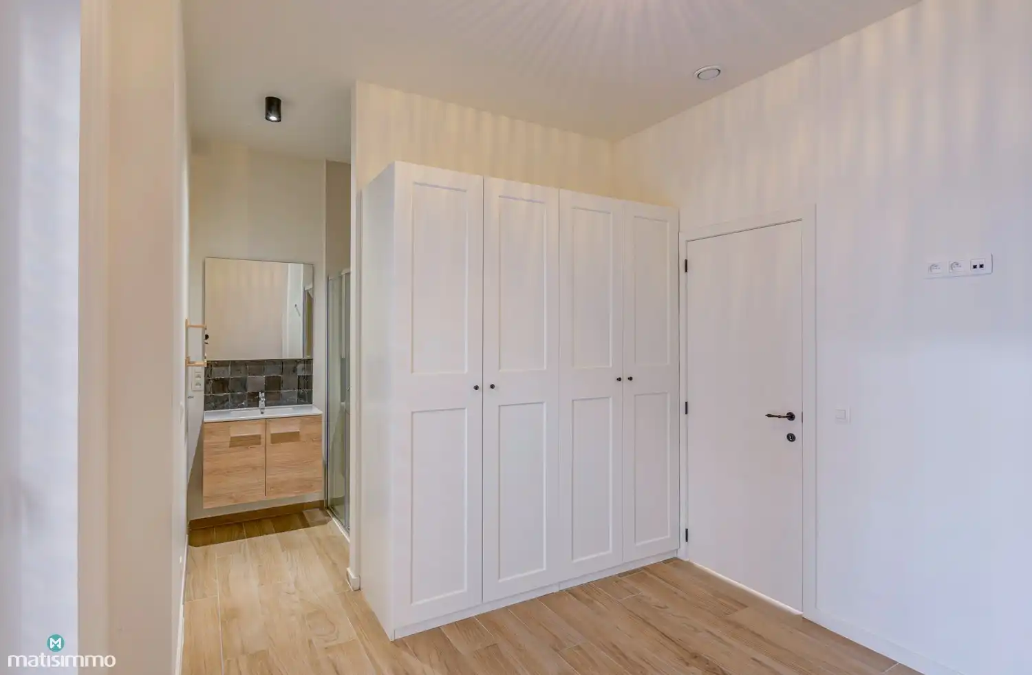 GELIJKSVLOERS APPARTEMENT MET ZUIDGERICHT TERRAS GELEGEN NABIJ HET CENTRUM VAN BILZEN foto 10