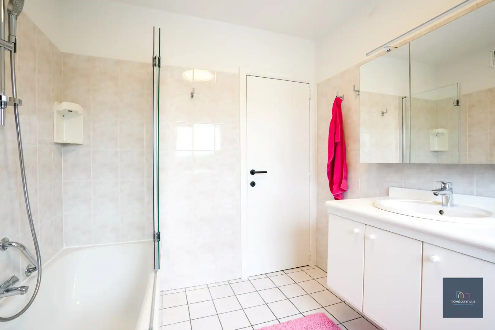 Instapklare eigendom met 3-slp.kamers garage en tuin  foto 14