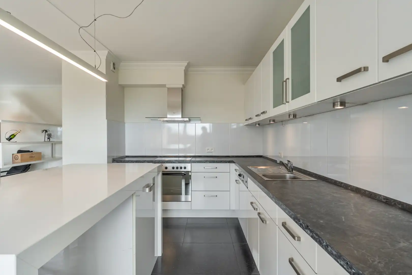 Exclusief penthouse met ruim terras, 2 slpk, extra brede autostaanplaats, centrum Houthalen foto 12