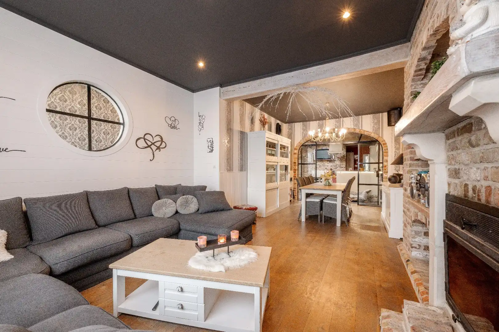 GROTENDEELS GERENOVEERDE GEZINSWONING 2006 MET 3 SLPKS EN TUIN foto 6