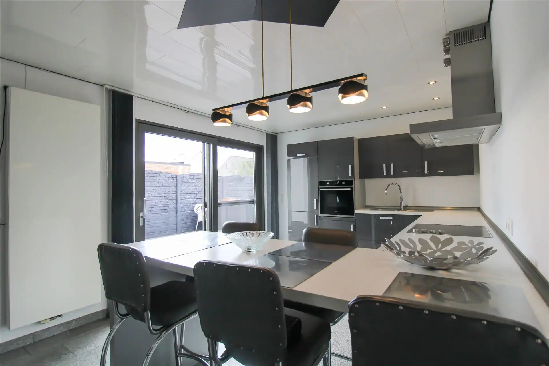 Instapklare gezinswoning met apart bijgebouw met eigen voorzieningen, 4 slaapkamers en inpandige garage op ruim perceel in hartje Maasmechelen! foto 6