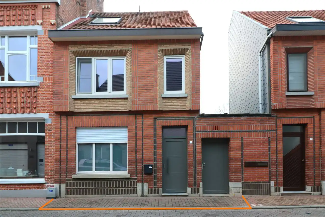Gerenoveerde woning met tuin, centraal gelegen nabij centrum en E 314 foto {{pictureIndex}}