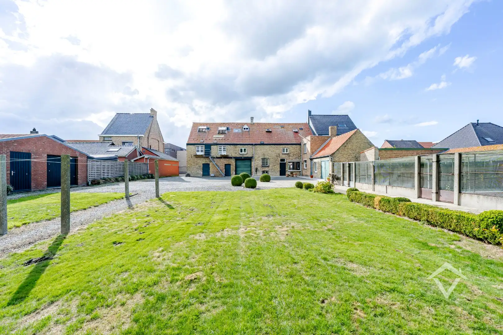 Ruime woning met bijgebouwen in Gistel: 5 Slaapkamers, 368m² Woonoppervlakte op een perceel van 1801m² foto 29