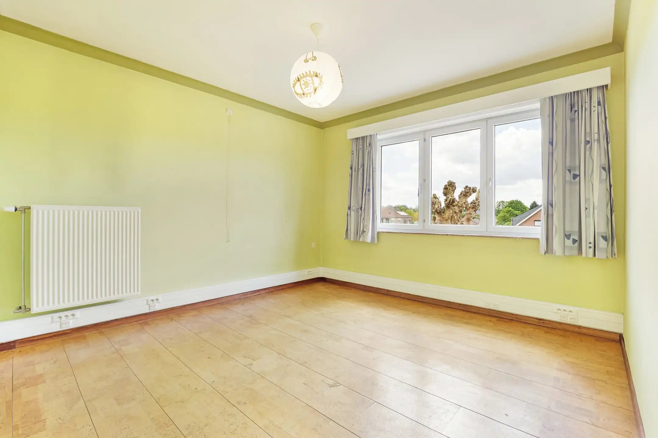 Charmante driegevelwoning met garage foto 9