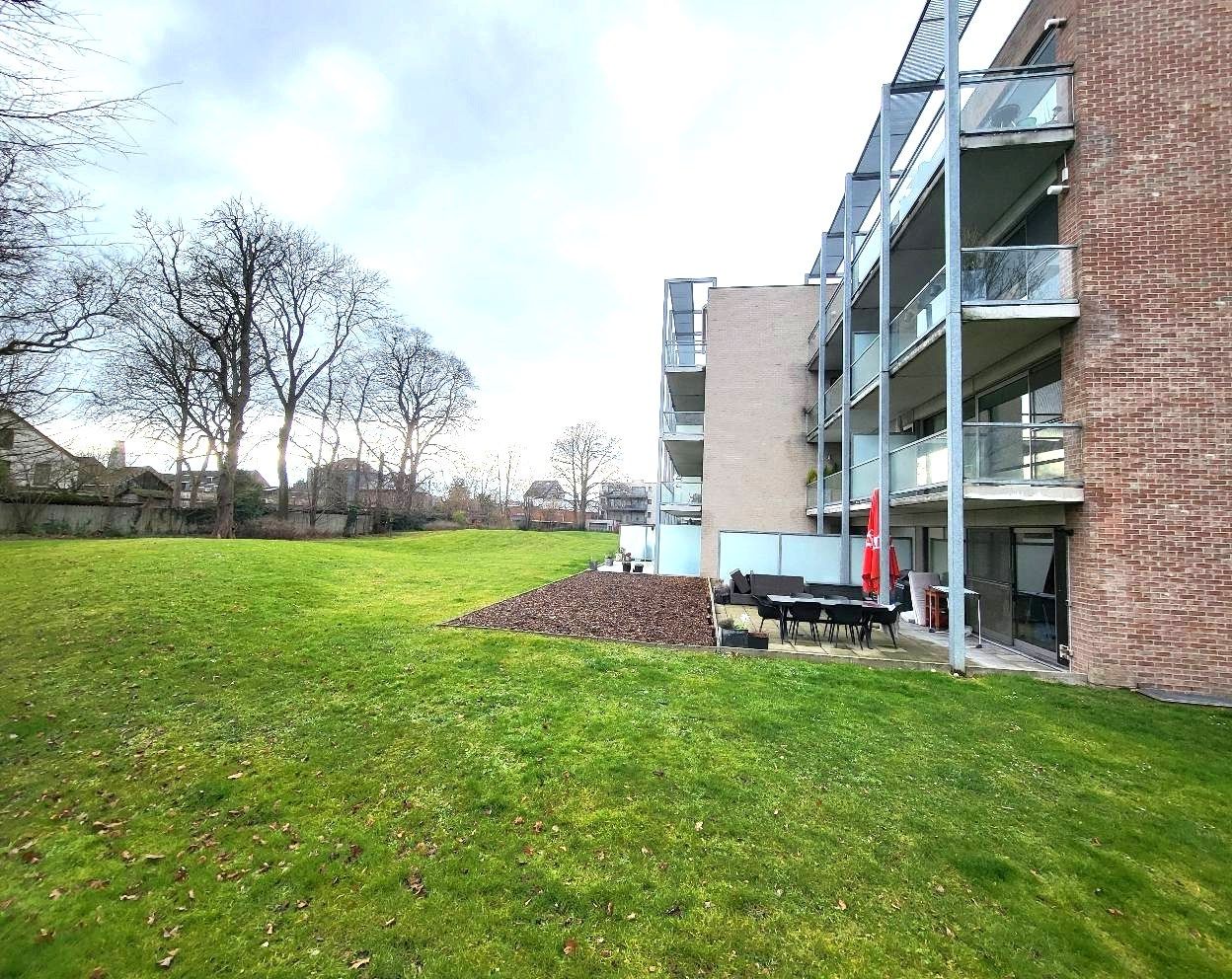 Schitterend appartement (3de verdieping) met ruim terras....buiten stadscentrum. foto 28