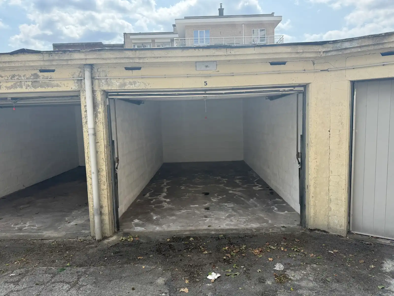 Gesloten garagebox met slagboombeveiliging foto {{pictureIndex}}