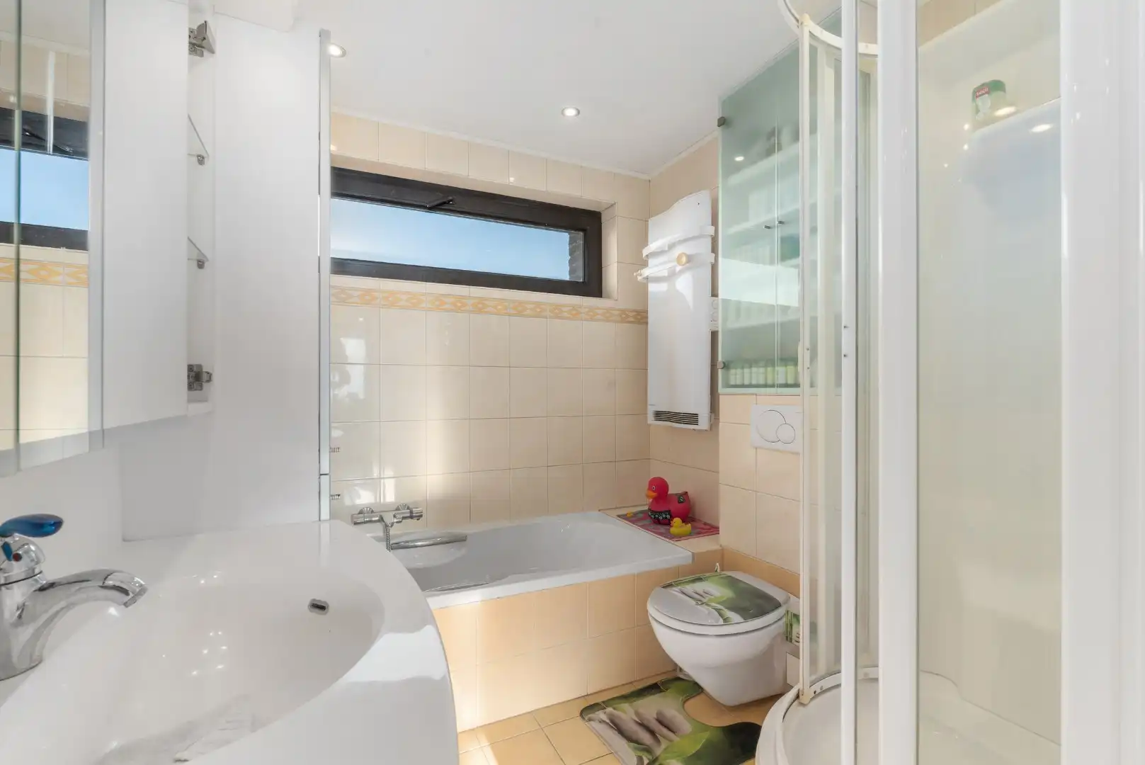 Charmante rijwoning met zonnig terras, wellnessruimte en garagebox in de Vicognewijk foto 16