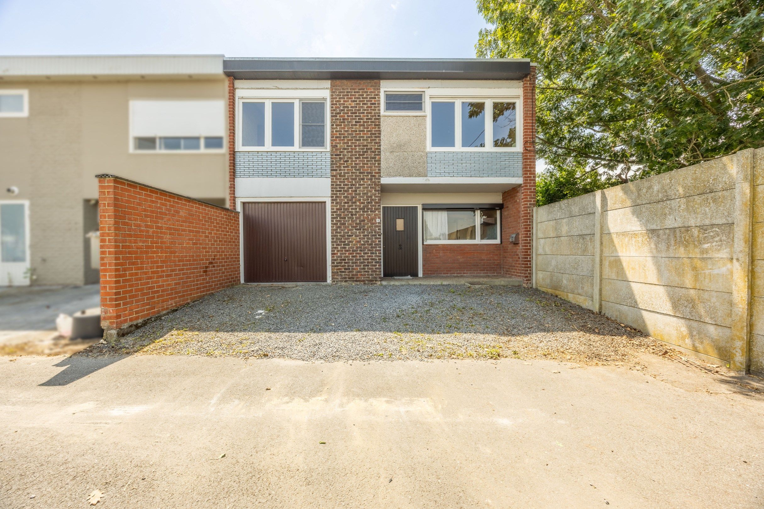 Hoofdfoto van de publicatie: TE RENOVEREN WONING MET GARAGE 