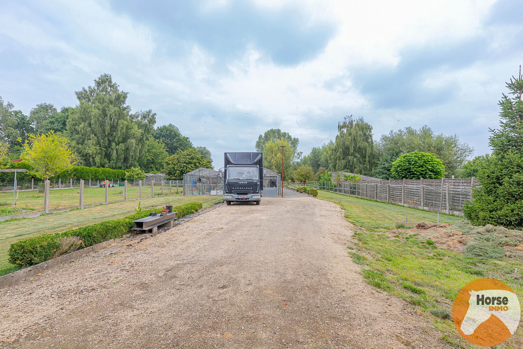 ERPE-MERE - Goed onderhouden woning met magazijn en serres foto 27