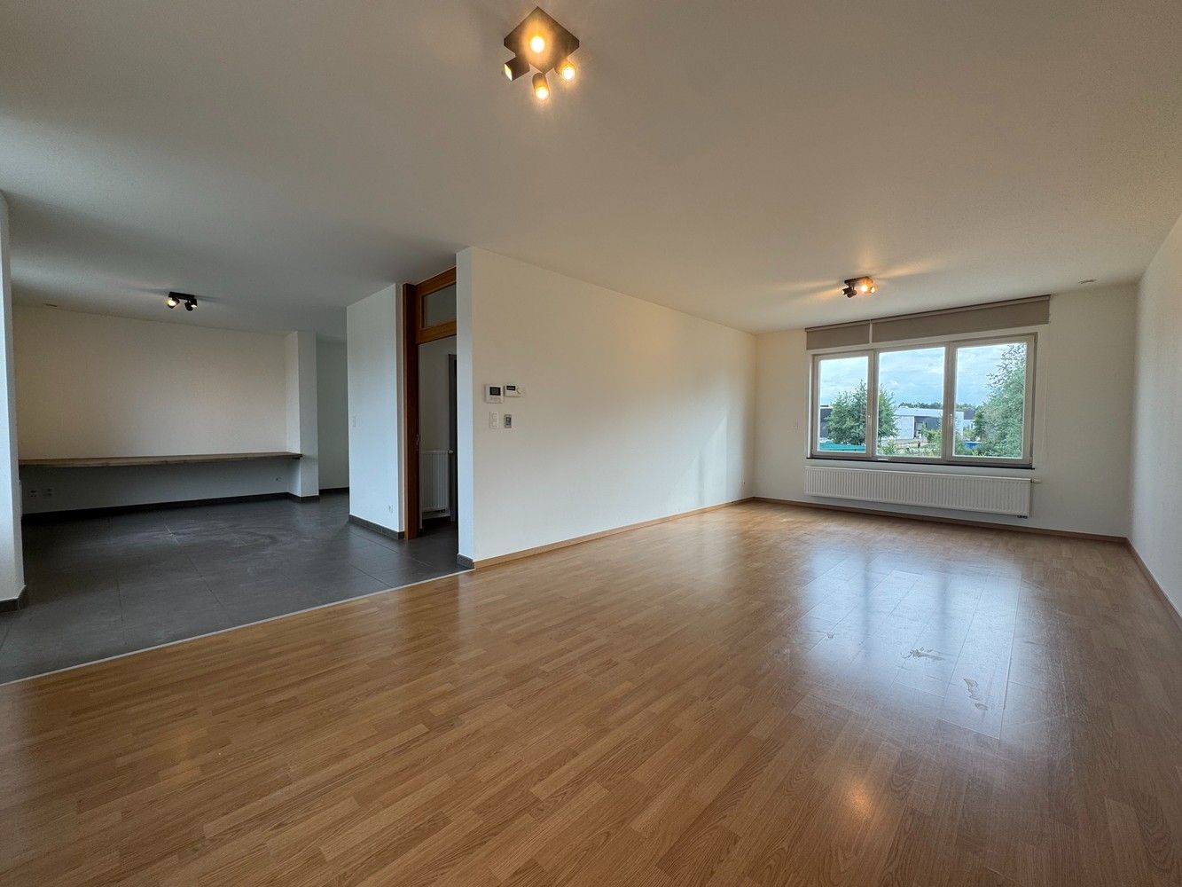 TE HUUR: Ruim Duplex-appartement met 4 staanplaatsen in Diepenbeek foto 3
