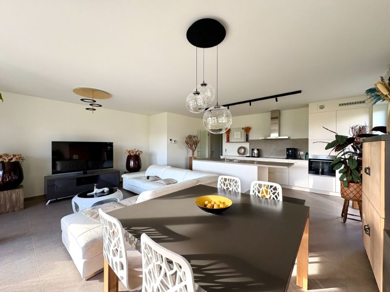 KWALITATIEF NIEUWBOUWAPPARTEMENT MET 2 SLAAPKAMERS, TERRAS EN GARAGE foto 2