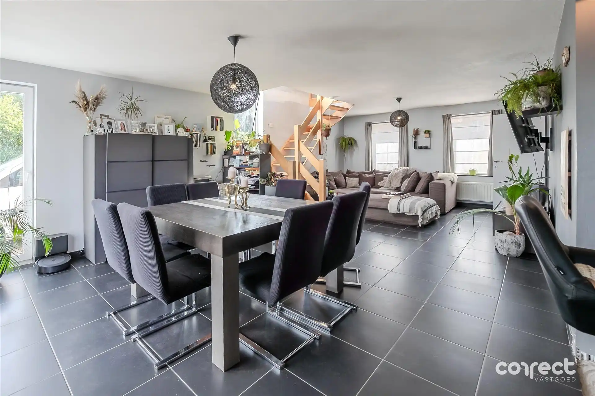 Op een perceel van 1.023 m² bevindt zich deze ruime villa met vier slaapkamers, rustig gelegen in Pervijze.  foto 2
