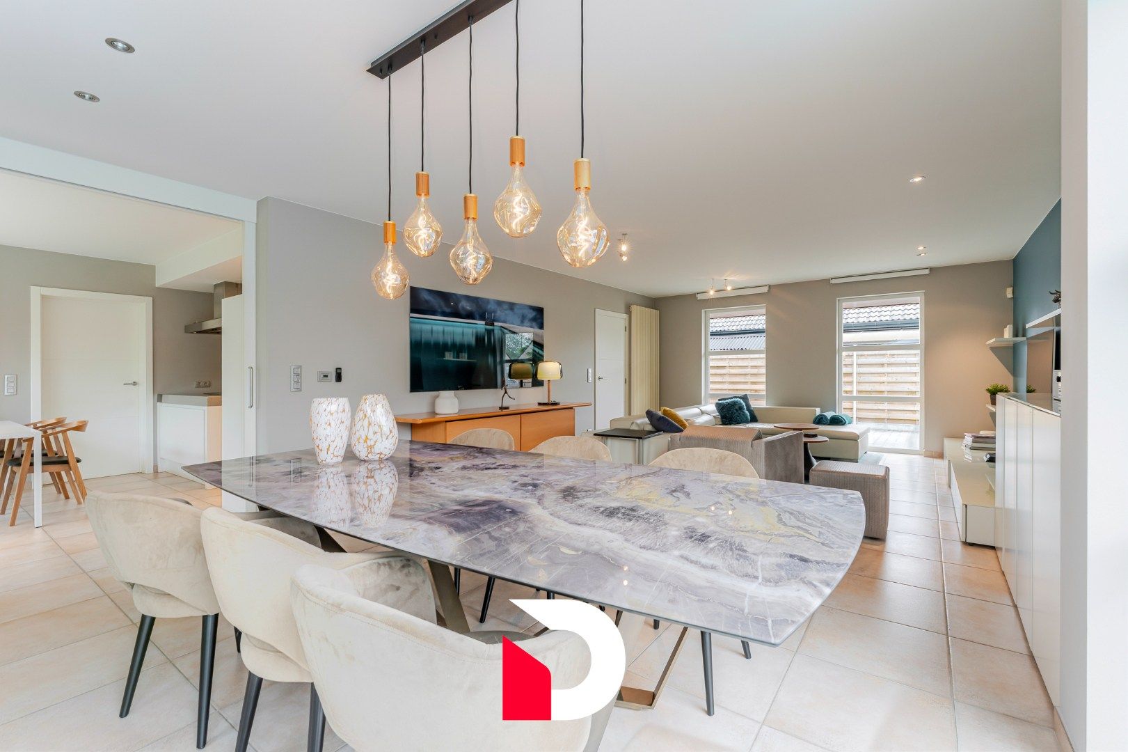 Vrijstaande woning met zwembad op een beheersbaar perceel met 4 slk.'ers  in kindvriendelijke woonwijk. foto 3