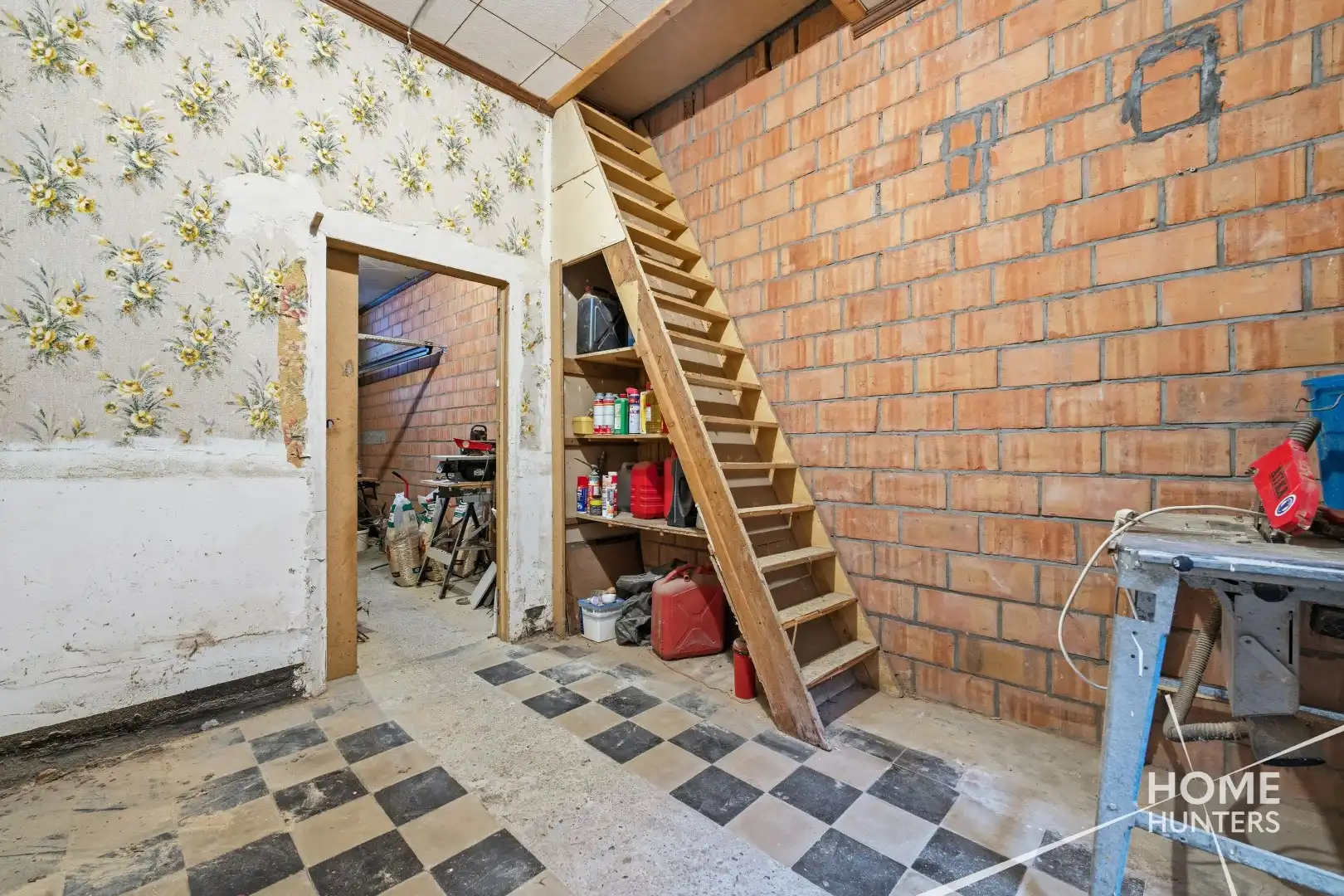 Te renoveren woning met 3 slaapkamers en ruime garage in Vlamertinge foto 17