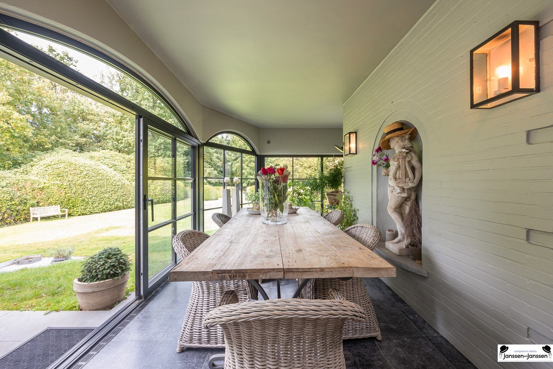 Tijdloze elegantie met moderne luxe foto 15