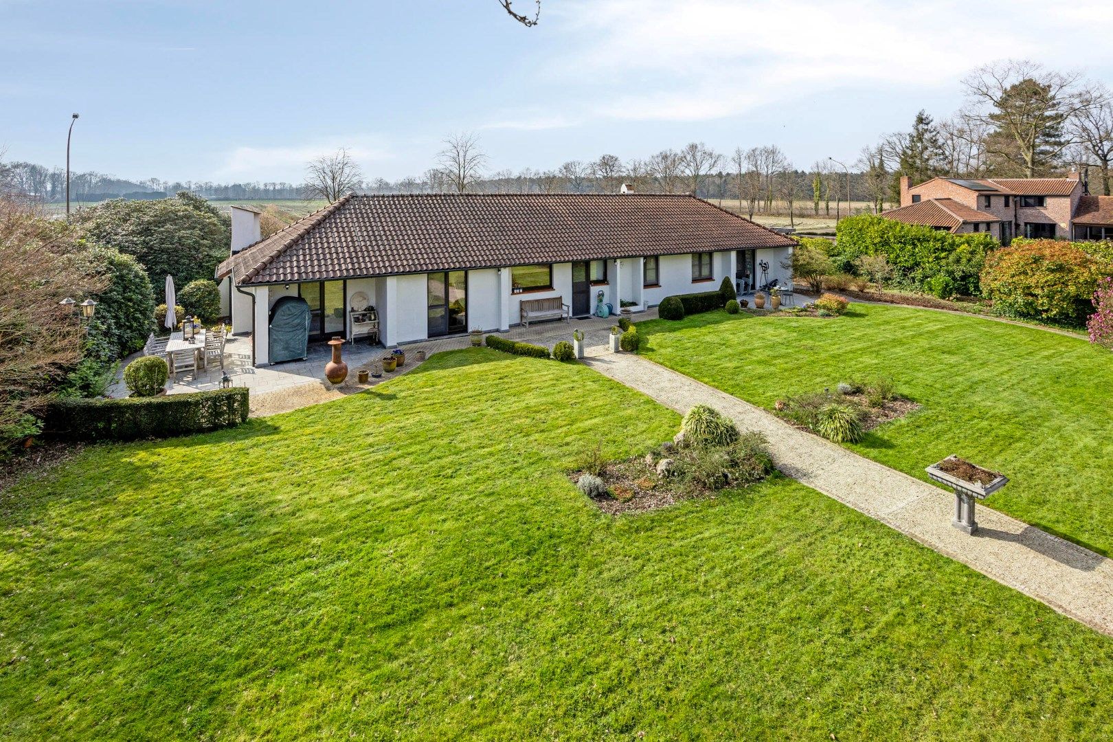 Gelijkvloerse woning met 3 slpks op een prachtig perceel van 1.932 m² te Retie ! foto {{pictureIndex}}