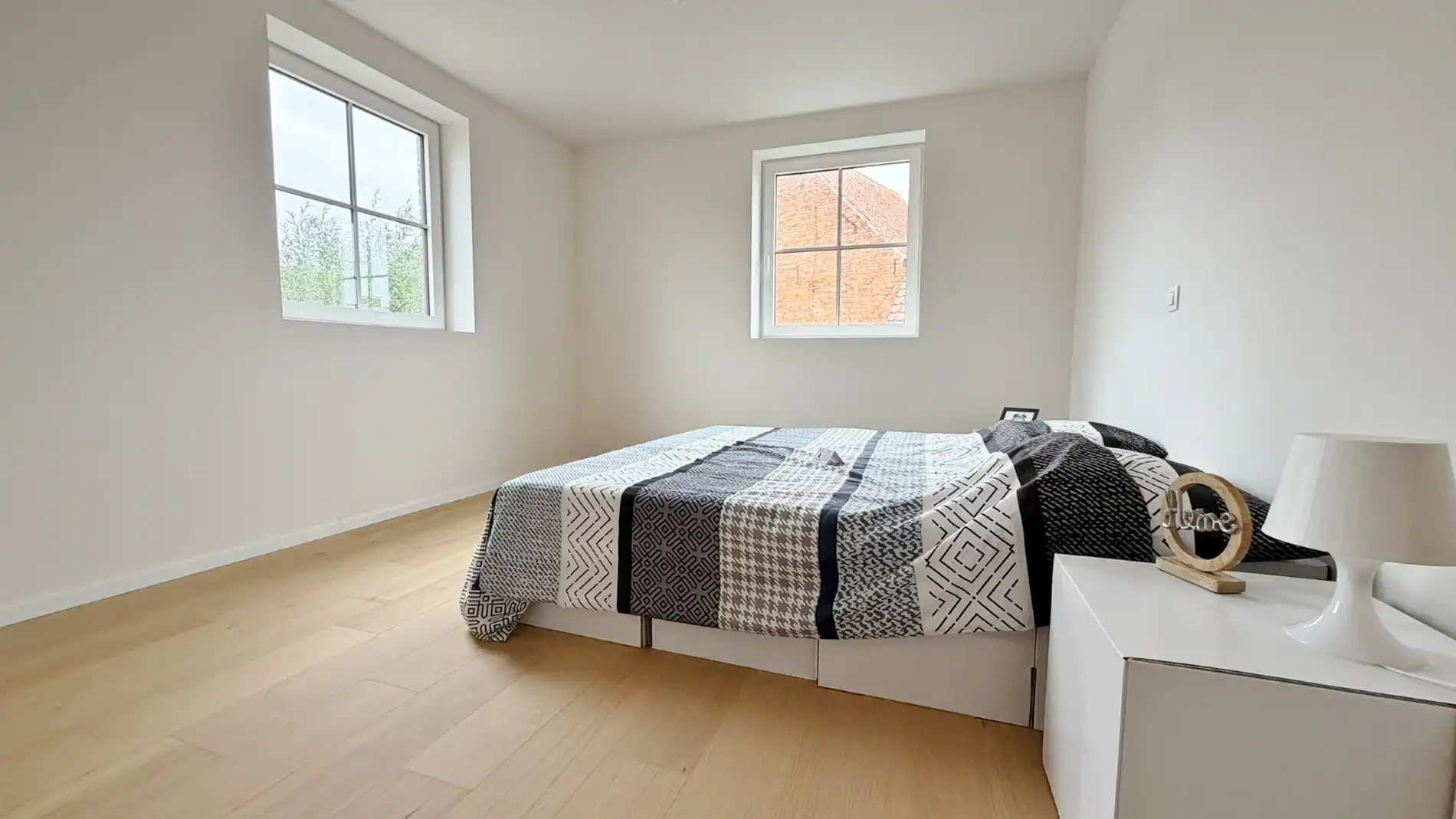 Halfopen karaktervolle nieuwbouwwoning met dubbele garage en tuin. ( 6%btw mogelijk ) foto 10